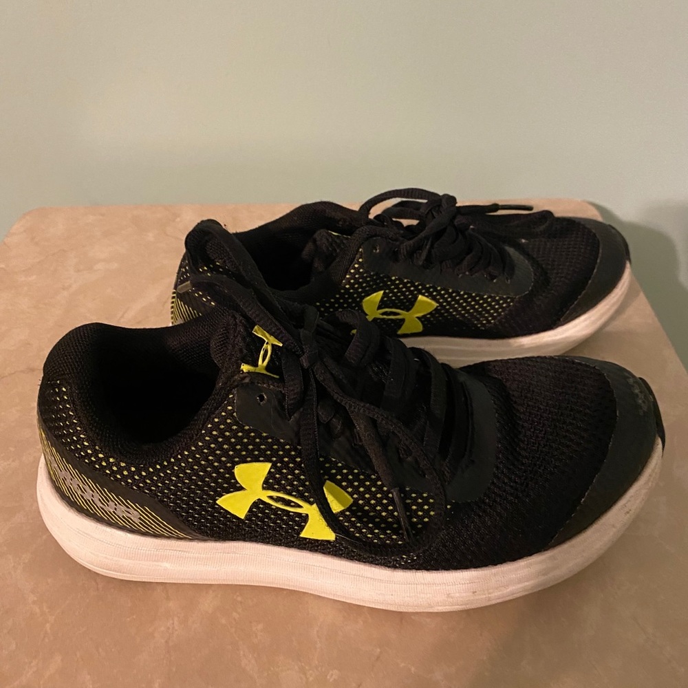Tennis shoes